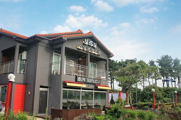 Jeju Bravo Lounge Pub Guesthouse