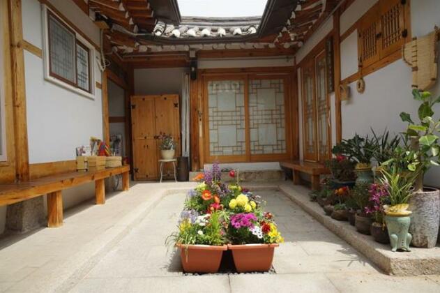 Hanok Dowonjeong Healing House - Photo2