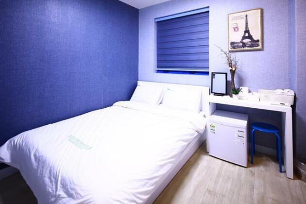 Road Myeongdong Guesthouse