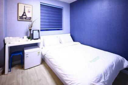 Road Myeongdong Guesthouse