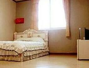 Goodstay Phoenix Spa Hotel