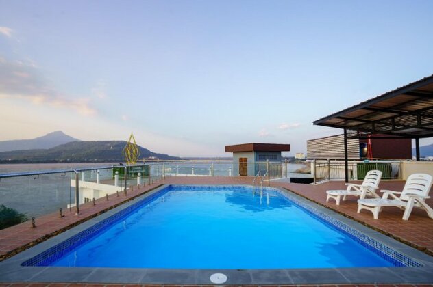Intouch Riverside Hotel