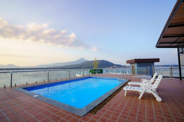 Intouch Riverside Hotel - Photo2