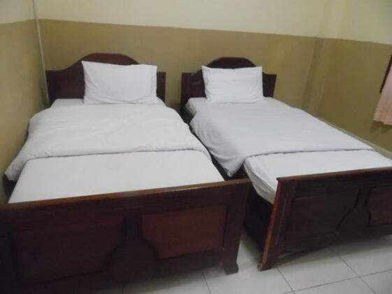 Rattanaphongphasouk Hotel - Photo2