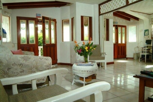 Tropical Breeze Guest House Furnished Appartment - Photo2