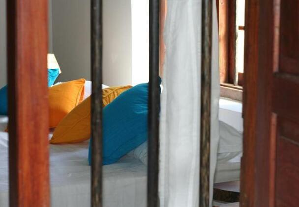 Six Degrees North - Photo3