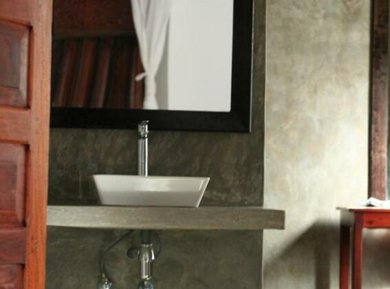 Six Degrees North - Photo5