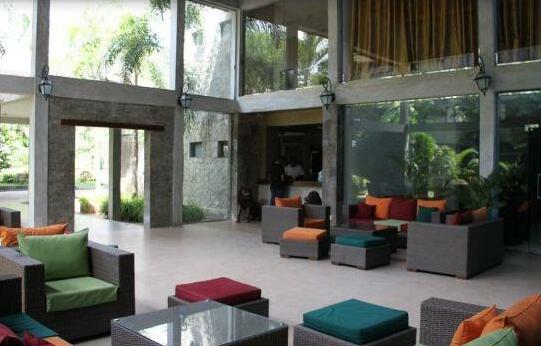 Monty Hotel - Photo2