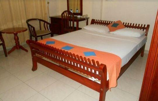 Monty Hotel - Photo4