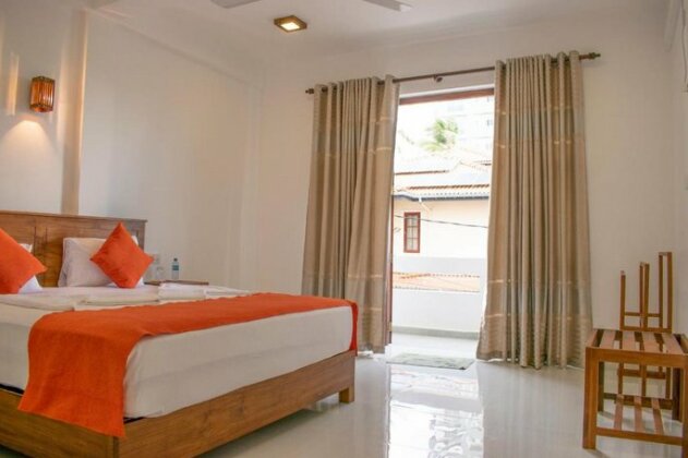 Lavinia Escapes - Photo2
