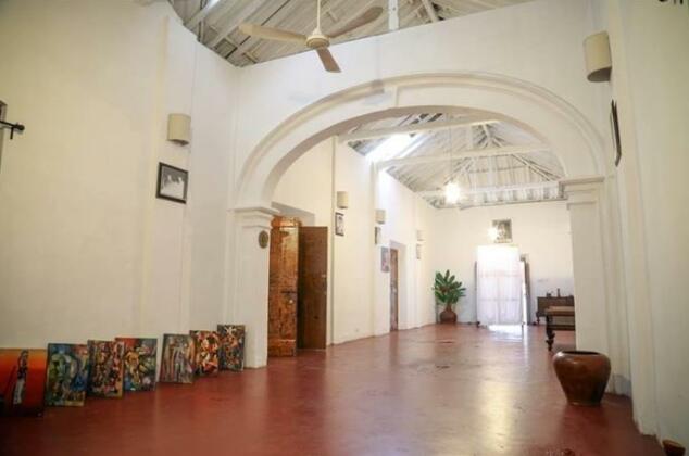 Dutch Colonial Country House - Photo3