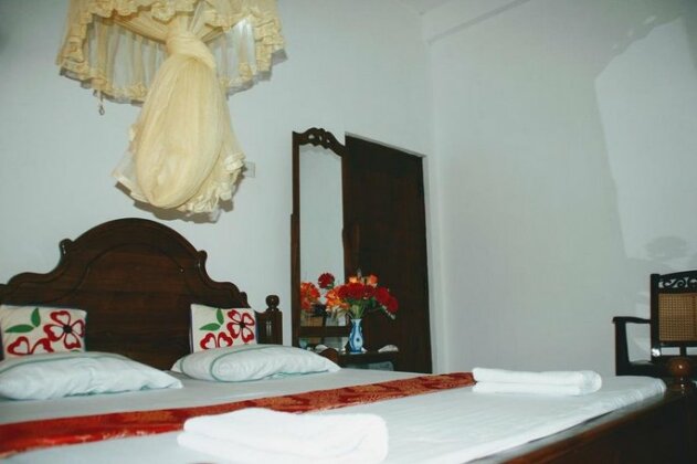 Homely Guest - Photo3