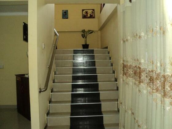 Yal's Town Inn - Photo2