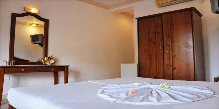 The Reef Beach Hotel - Photo2