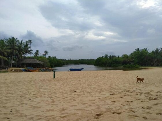Isuru Cabanas and Restaurant - Photo3