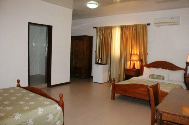 Embassy Suites Hotel Monrovia - Photo3