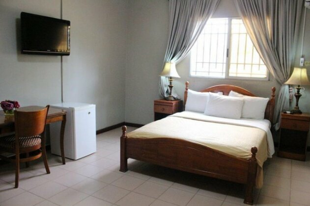 Embassy Suites Hotel Monrovia - Photo4