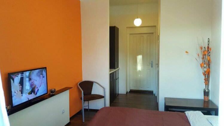 Orange studio with balcony - Photo4