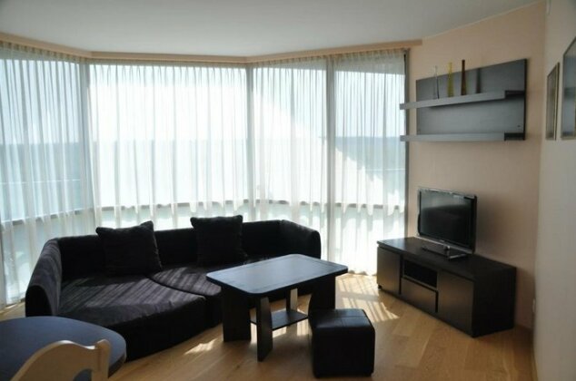 Elija - Photo3