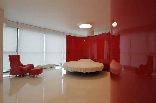 Red & White Helios City Apartment - Photo4
