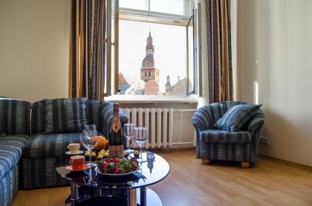 Romance of the Old Town Towers Apartment with Free Parking - Photo2