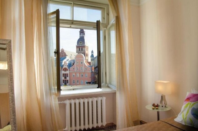 Romance of the Old Town Towers Apartment with Free Parking - Photo5