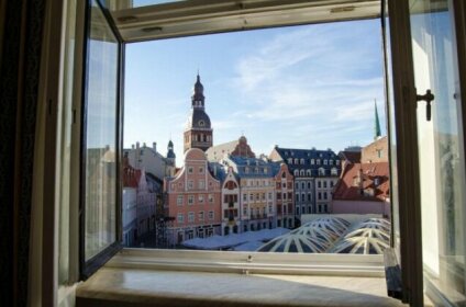Romance of the Old Town Towers Apartment with Free Parking