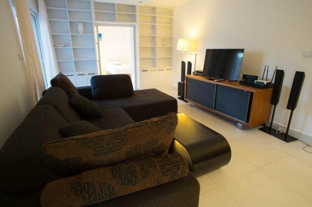 Becici Four-Bedroom Penthouse Apartment with Jacuzzi - Photo2