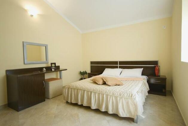 Contessa Apartments - Photo2