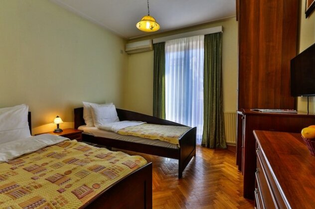 Villa Velzon Guesthouse - Photo4