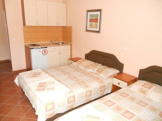 Lara Apartments - Photo2