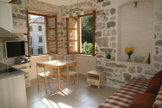 Character Apartment Right - Photo2
