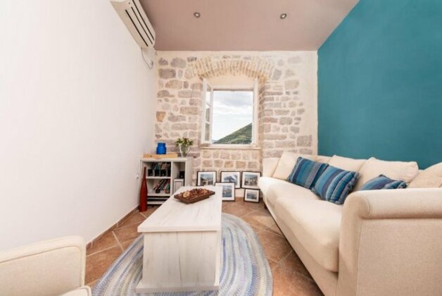 Perast Sea Window - Photo2