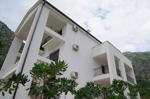 Villa Risan Apartments - Photo2