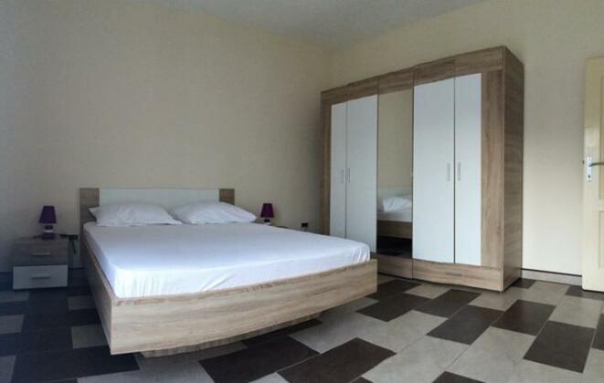  Photo 1