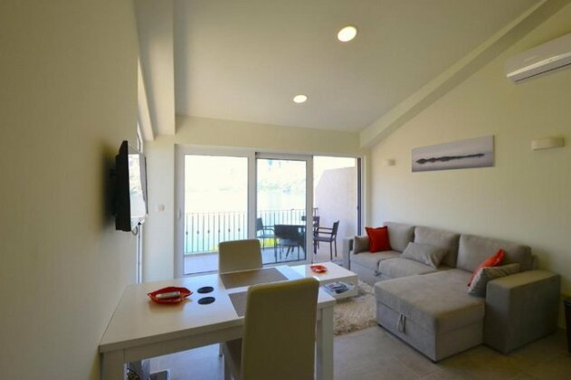 Friends' apartments Prcanj - Photo5