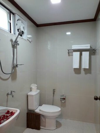 Three Seasons Hotel - Photo4