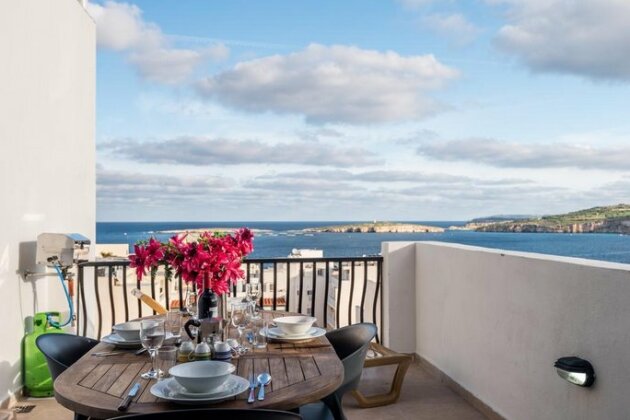 GetawaysMalta - Seashells Penthouse 12 with terrace and sea view in Bugibba
