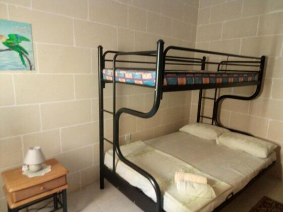  Photo 1