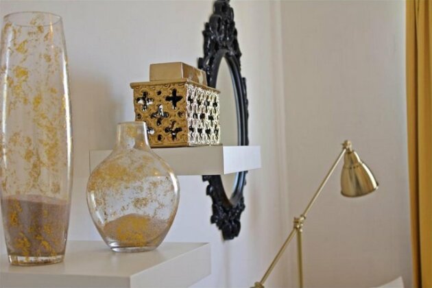 Sun-Kissed Corner Apartment - Photo2