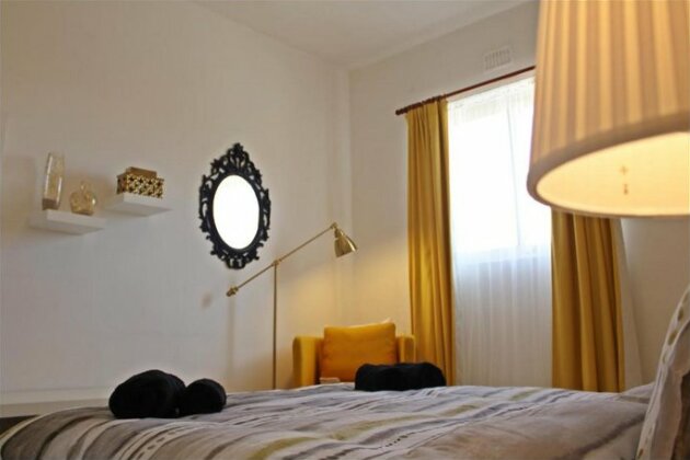 Sun-Kissed Corner Apartment - Photo4