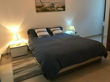 Bright 2 Bedroom Apartment - Free Wifi