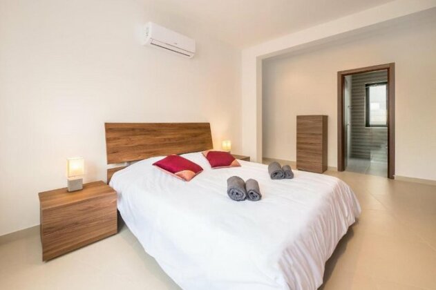 Luxurious double bedroom with private toilet ensuite - Photo2
