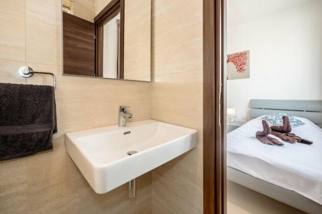 Luxurious double bedroom with private toilet ensuite - Photo3
