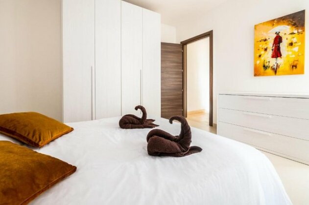 Luxurious double bedroom with private toilet ensuite - Photo4