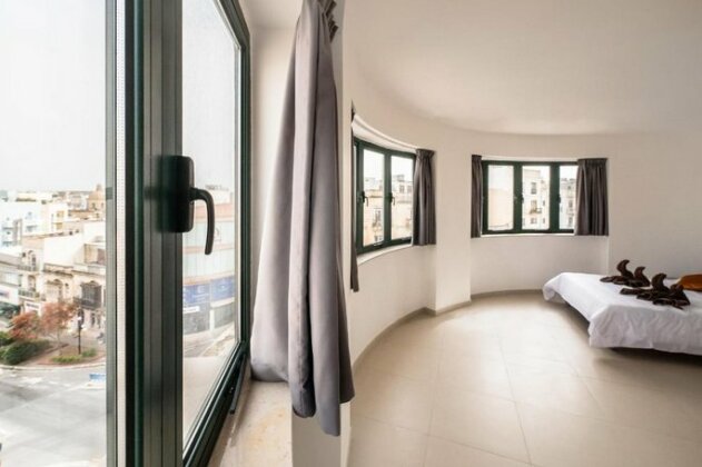 Luxurious double bedroom with private toilet ensuite - Photo5