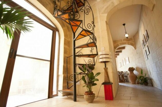  Photo 1