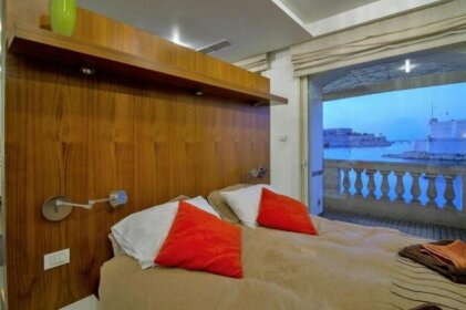 Grand Harbour Seafront Apartment