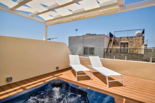 Amazing 4-bedroom Sliema Town House with Jacuzzi