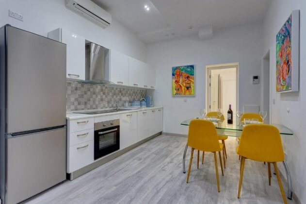 Stylish 3BR Apartment Fantastic Location in Sliema - Photo4